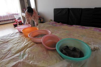 和顺楼上漏水，住户失联，小区没物管，业主维权难！律师来支招……